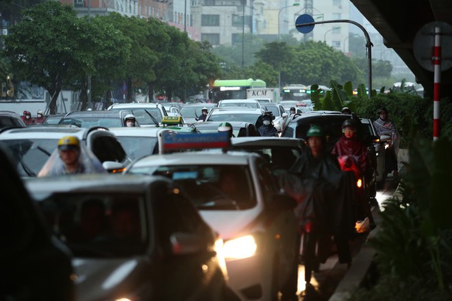 H&agrave; Nội: Mưa lớn đ&uacute;ng giờ đi l&agrave;m, người d&acirc;n chen ch&acirc;n giữa d&ograve;ng xe chật cứng - Ảnh 3.