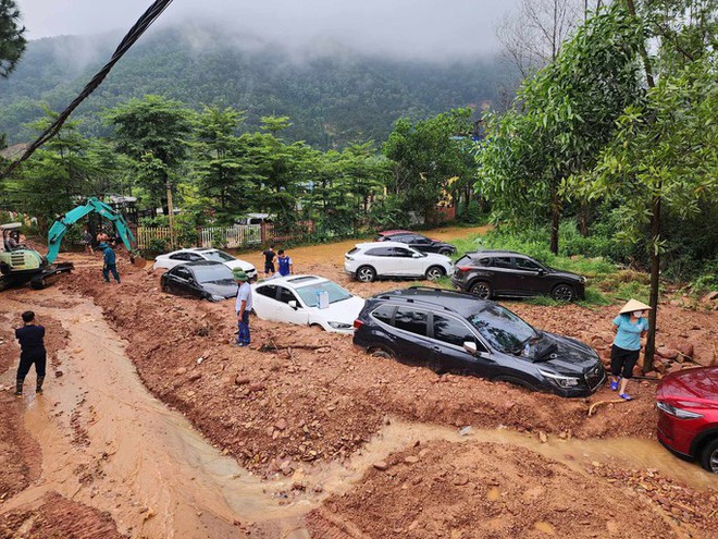 Cận cảnh giải cứu h&agrave;ng loạt &ocirc;t&ocirc; bị v&ugrave;i lấp ở nơi nhiều vi phạm trật tự x&acirc;y dựng - Ảnh 7.