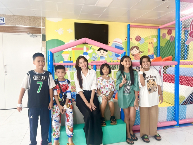 Cận cảnh khu vui chơi do Hoa hậu Thùy Tiên trao tặng các em bé ở BV Nhi Đồng 1 - Ảnh 3.