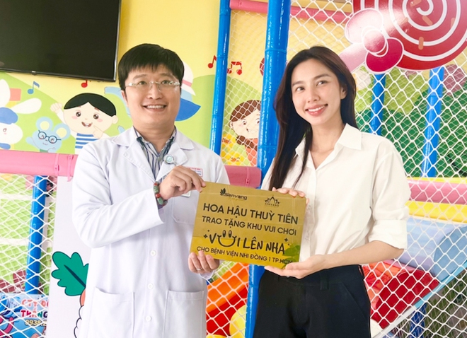 Cận cảnh khu vui chơi do Hoa hậu Thùy Tiên trao tặng các em bé ở BV Nhi Đồng 1 - Ảnh 1.