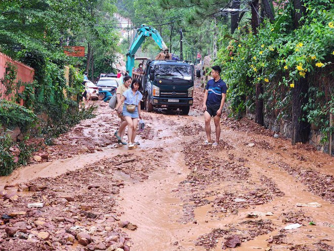 Cận cảnh giải cứu h&agrave;ng loạt &ocirc;t&ocirc; bị v&ugrave;i lấp ở nơi nhiều vi phạm trật tự x&acirc;y dựng - Ảnh 3.