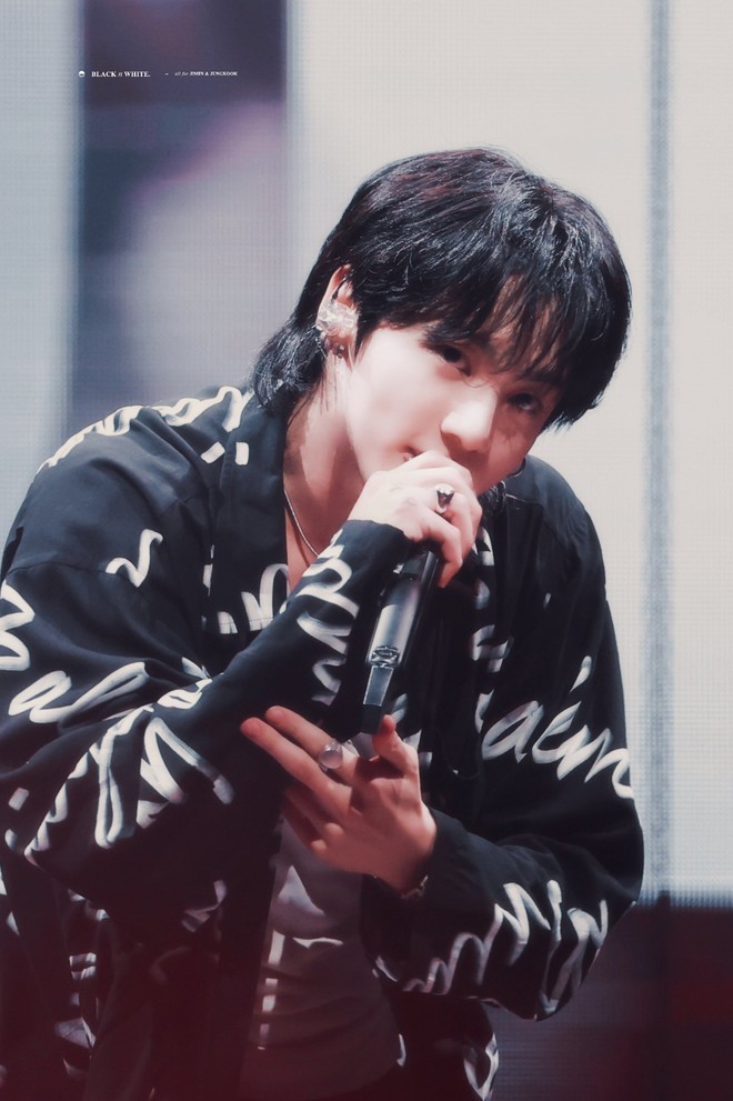 Jung Kook bất ngờ xuất hiện, diễn live Seven “cực cháy” trong concert của Suga dù đang bị ốm - Ảnh 7.