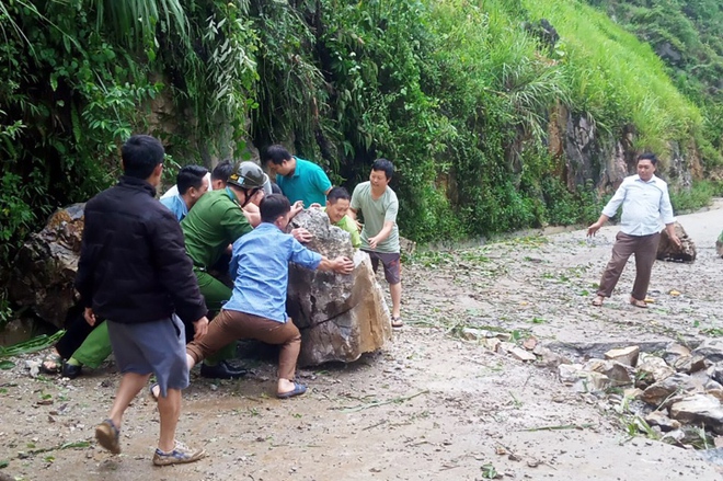 Hoà Bình: Liên tiếp xảy ra sạt lở trên Quốc lộ 6 - Ảnh 2.