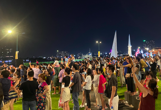 Choáng ngợp màn biểu diễn flyboard kết hợp ánh sáng nghệ thuật trên sông Sài Gòn - Ảnh 9.