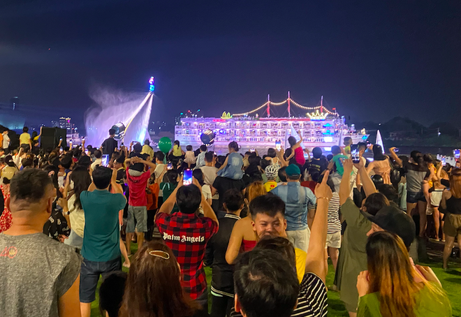 Choáng ngợp màn biểu diễn flyboard kết hợp ánh sáng nghệ thuật trên sông Sài Gòn - Ảnh 8.