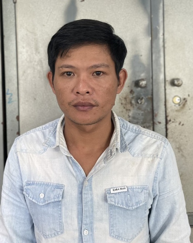 Nữ tiếp vi&ecirc;n 16 tuổi bị nh&oacute;m người đi &ocirc; t&ocirc; chặn bắt - Ảnh 2.