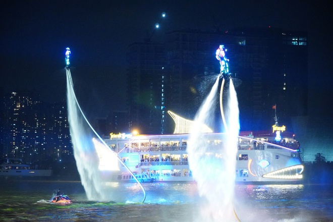 Choáng ngợp màn biểu diễn flyboard kết hợp ánh sáng nghệ thuật trên sông Sài Gòn - Ảnh 6.