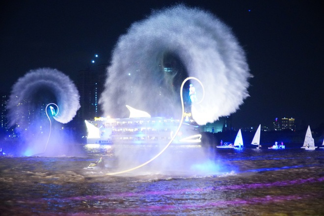Choáng ngợp màn biểu diễn flyboard kết hợp ánh sáng nghệ thuật trên sông Sài Gòn - Ảnh 4.