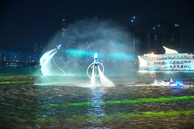 Choáng ngợp màn biểu diễn flyboard kết hợp ánh sáng nghệ thuật trên sông Sài Gòn - Ảnh 3.