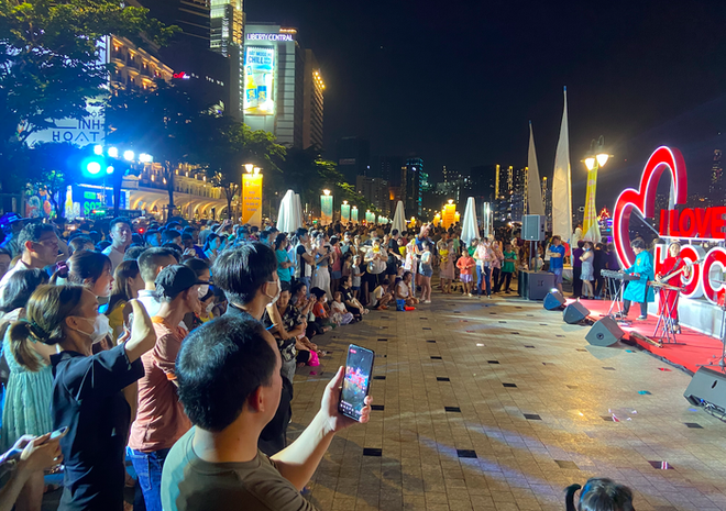 Choáng ngợp màn biểu diễn flyboard kết hợp ánh sáng nghệ thuật trên sông Sài Gòn - Ảnh 2.