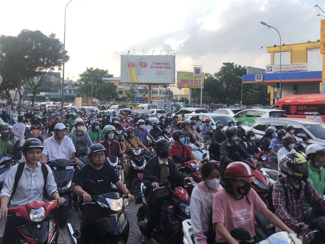 TPHCM: Người d&acirc;n n&acirc;ng xe ben, đưa c&ocirc; g&aacute;i bị mắc kẹt đi cấp cứu - Ảnh 4.