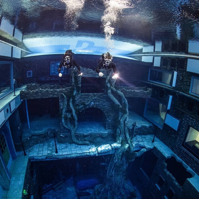 Ấn tượng bể bơi sâu nhất thế giới, như nhấn chìm cả thành phố bên trong - Ảnh 7.