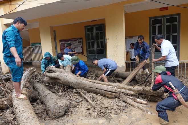 Cảnh nh&agrave; cửa bị lũ cuốn tr&ocirc;i, xe cộ bị ch&ocirc;n v&ugrave;i dưới d&ograve;ng nước xiết ở Y&ecirc;n B&aacute;i - Ảnh 10.