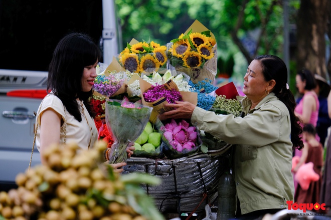 Hà Nội: Những chiếc xe hoa gánh cả trời thương nhớ - Ảnh 2.