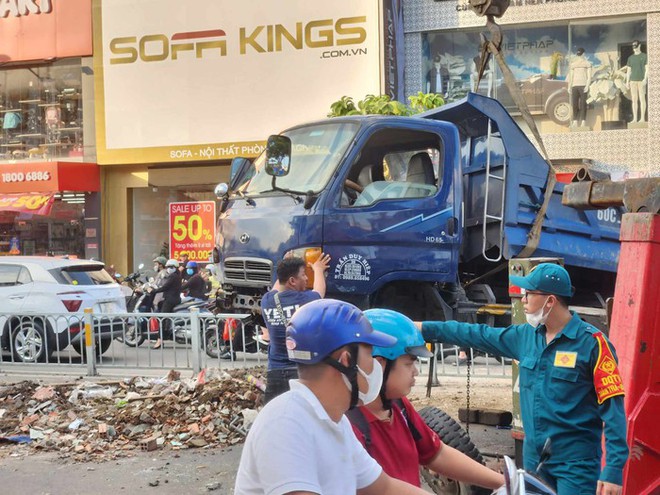 TPHCM: Người d&acirc;n n&acirc;ng xe ben, đưa c&ocirc; g&aacute;i bị mắc kẹt đi cấp cứu - Ảnh 3.