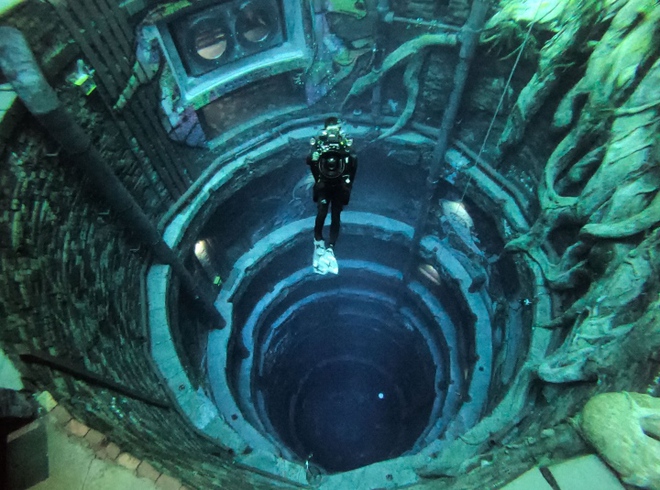 Ấn tượng bể bơi sâu nhất thế giới, như nhấn chìm cả thành phố bên trong - Ảnh 6.