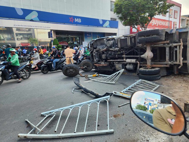 TPHCM: Người d&acirc;n n&acirc;ng xe ben, đưa c&ocirc; g&aacute;i bị mắc kẹt đi cấp cứu - Ảnh 2.