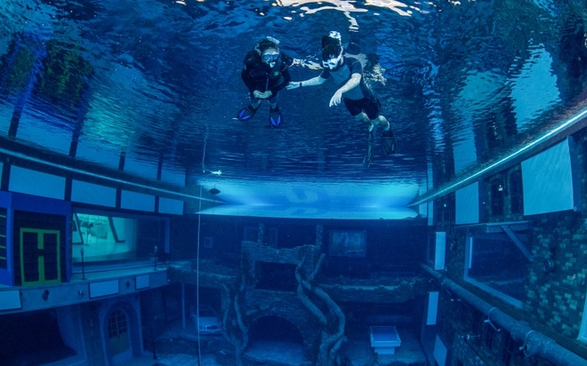 Ấn tượng bể bơi sâu nhất thế giới, như nhấn chìm cả thành phố bên trong - Ảnh 5.