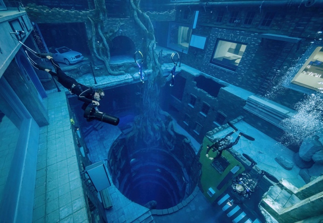 Ấn tượng bể bơi sâu nhất thế giới, như nhấn chìm cả thành phố bên trong - Ảnh 2.