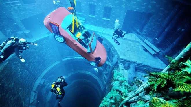Ấn tượng bể bơi sâu nhất thế giới, như nhấn chìm cả thành phố bên trong - Ảnh 1.