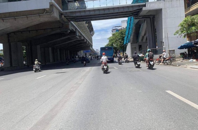 Hà Nội tháo dỡ nhiều đoạn dải phân cách trên đường Nguyễn Trãi - Ảnh 1.