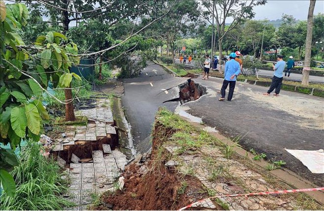 Đắk Nông công bố tình huống khẩn cấp về thiên tai đối với 3 công trình, khu vực sạt lở, sụt trượt - Ảnh 3.