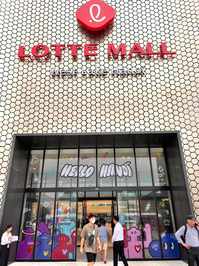Đổ xô đến Lotte Mall Hồ Tây, hàng loạt du khách hụt hẫng: Không đi thì tiếc, đi rồi vẫn tiếc! - Ảnh 1.
