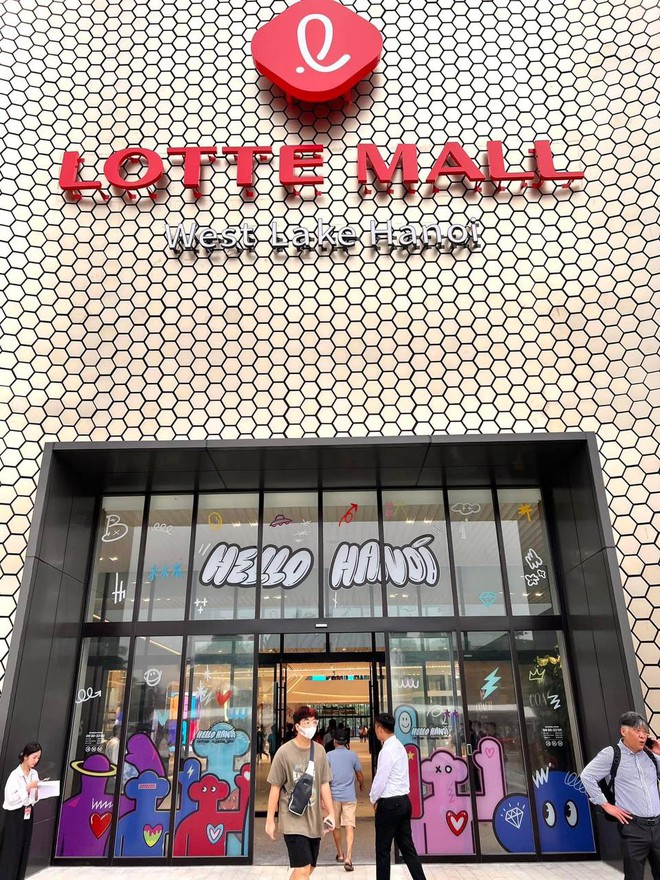 Đổ x&ocirc; đến Lotte Mall Hồ T&acirc;y, h&agrave;ng loạt du kh&aacute;ch hụt hẫng: Kh&ocirc;ng đi th&igrave; tiếc, đi rồi vẫn tiếc! - Ảnh 1.