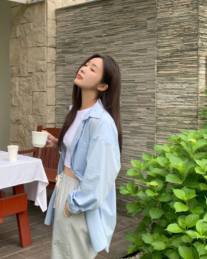 Tham khảo c&aacute;ch phối &aacute;o sơ mi v&agrave; quần ống rộng đẹp - Ảnh 2.