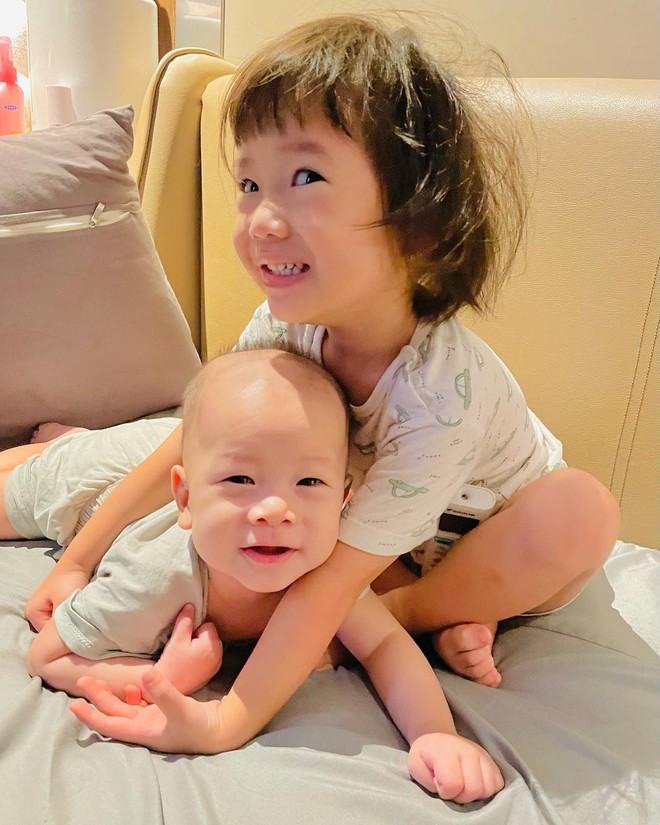 Bà xã JustaTee khoe ảnh thẻ hot girl Tây Hồ và em trai, netizen thích thú: Sao y bản chính - Ảnh 5.