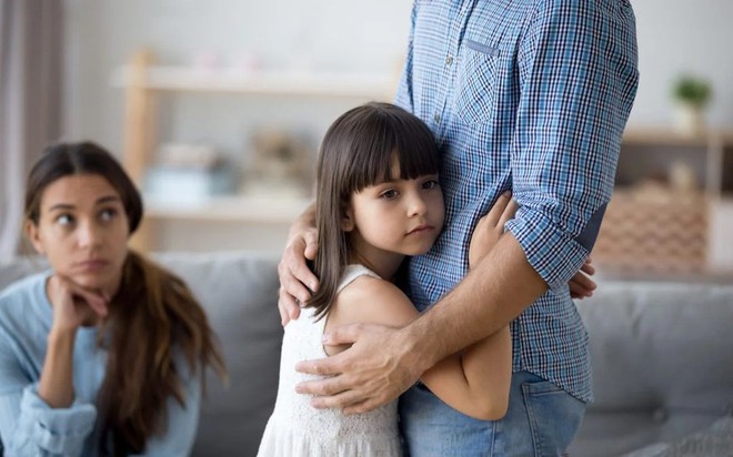 7 cách giúp trẻ bình tâm khi cha mẹ ly hôn - Ảnh 1.