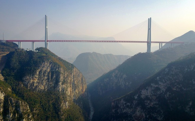 Tự phá kỷ lục của chính mình, Trung Quốc xây tiếp cầu cao nhất thế giới bên trên vết nứt Trái Đất - Ảnh 1.
