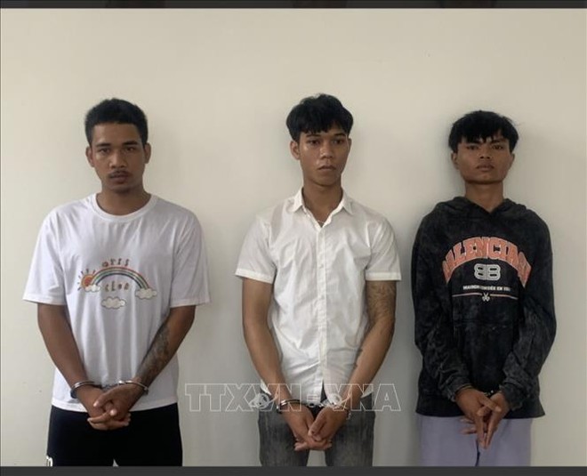 Tây Ninh: Bắt giữ ba nghi can dùng súng cướp ngân hàng - Ảnh 1.