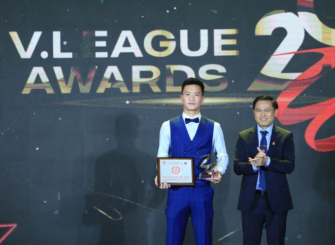 Hoàng Đức như chú rể, dàn cầu thủ bảnh bao đến tham dự V.League Awards 2023 - Ảnh 1.