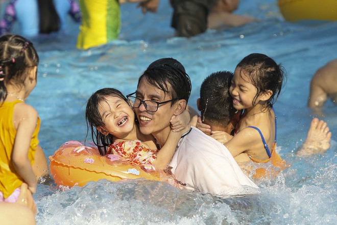 Hàng nghìn người đổ về Công viên nước Hồ Tây vui chơi trong ngày đầu nghỉ lễ Quốc khánh - Ảnh 5.