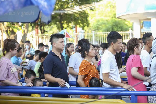 Hàng nghìn người đổ về Công viên nước Hồ Tây vui chơi trong ngày đầu nghỉ lễ Quốc khánh - Ảnh 2.