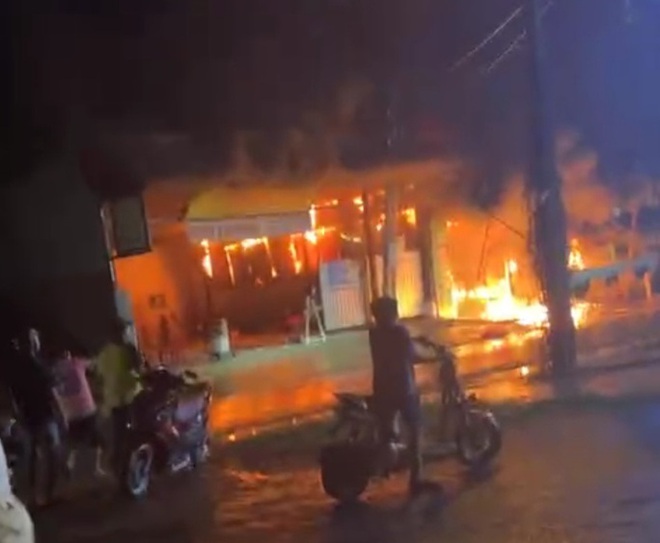 Vụ cháy tiệm sửa xe ở Phan Thiết: Bé trai 9 tuổi tử vong - Ảnh 1.