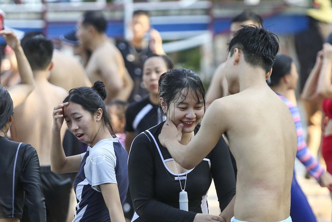 Hàng nghìn người đổ về Công viên nước Hồ Tây vui chơi trong ngày đầu nghỉ lễ Quốc khánh - Ảnh 15.