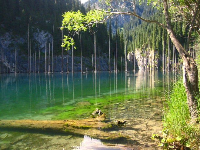 Hồ nước với tên gọi đáng sợ nhưng mang vẻ đẹp siêu thực - Ảnh 1.