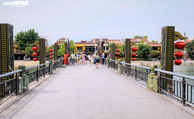 Phố cổ Hội An lưa thưa du kh&aacute;ch trong ng&agrave;y đầu nghỉ lễ Quốc kh&aacute;nh - Ảnh 5.