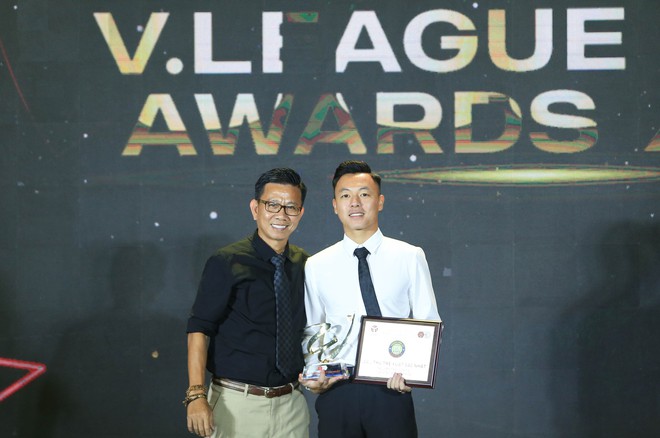 Hoàng Đức như chú rể, dàn cầu thủ bảnh bao đến tham dự V.League Awards 2023 - Ảnh 4.