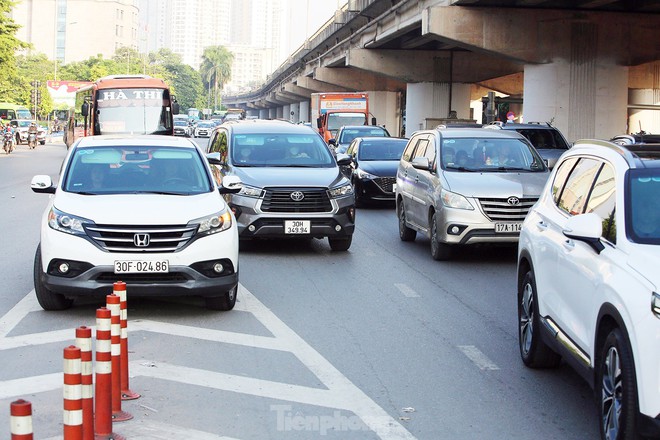 Hà Nội: Ô tô ùn dài ở đường Vành đai 3 trên cao - Ảnh 3.