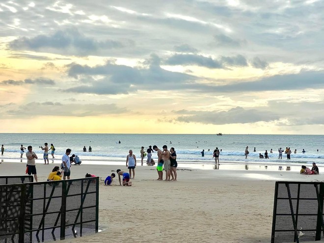 Vũng T&agrave;u, Đ&agrave; Lạt vắng vẻ, người xe ồ ạt đổ về Phan Thiết trong ng&agrave;y đầu nghỉ lễ 2/9 - Ảnh 3.