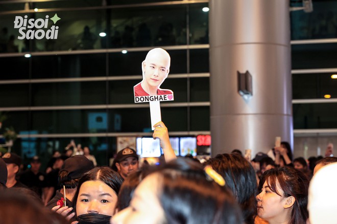 Donghae - Eunhyuk (Super Junior) đổ bộ Việt Nam, biển fan đón ở sân bay giữa đêm - Ảnh 13.