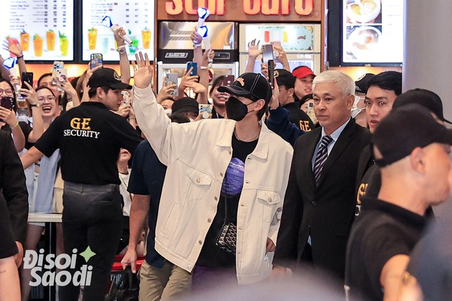 Donghae - Eunhyuk (Super Junior) đổ bộ Việt Nam, biển fan đón ở sân bay giữa đêm - Ảnh 4.