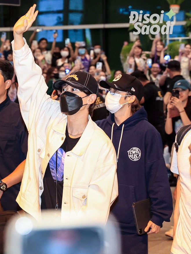 Donghae - Eunhyuk (Super Junior) đổ bộ Việt Nam, biển fan đ&oacute;n ở s&acirc;n bay giữa đ&ecirc;m - Ảnh 3.