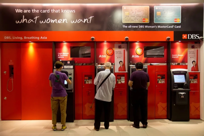 “Nhặt” được thẻ ATM còn đoán trúng mã PIN, người đàn ông Singapore sung sướng hưởng lộc trời rồi bị cảnh sát “ập tới” - Ảnh 1.