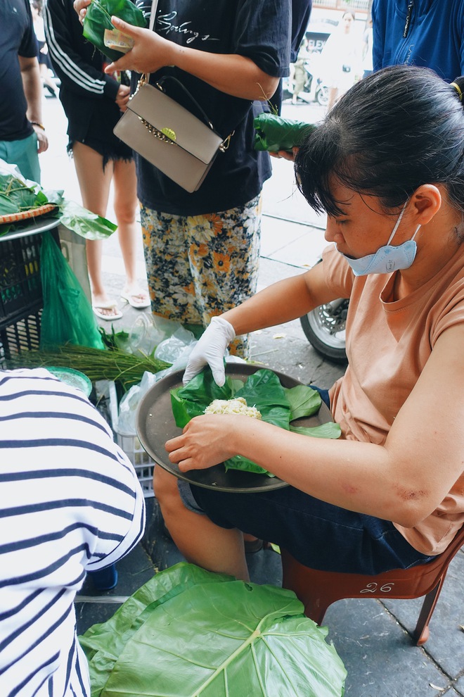 Giới trẻ Hà Nội rủ nhau "bắt trend mùa thu" rần rần trên khu phố Nhà Thờ - Ảnh 6.