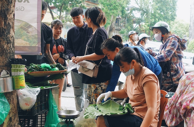 Giới trẻ Hà Nội rủ nhau "bắt trend mùa thu" rần rần trên khu phố Nhà Thờ - Ảnh 1.