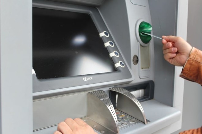 Để tiền trong thẻ ATM có sinh lãi? - Ảnh 1.